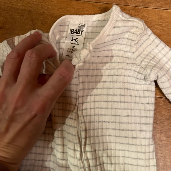 Lot of 4 onesies size 3-6 months ish - Picture 2 of 10